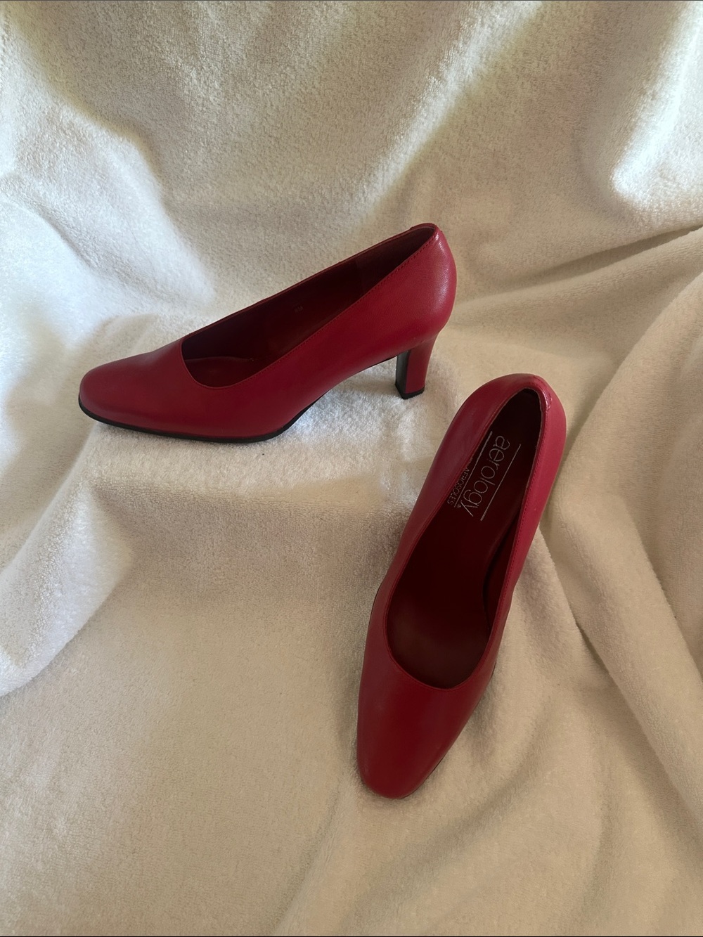 AEROSOLES Aerology Red Rounded-Toe Mid Heel Pumps Sz8